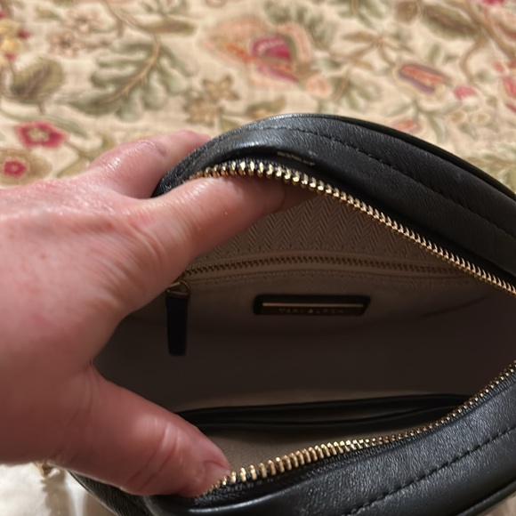 Tory Burch round crossbody bag! - Picture 4 of 5